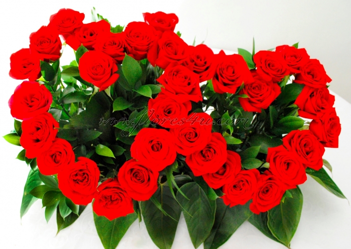 Arreglo de dos corazones enlazados de rosas a domicilio, click aquí para  ver mas | Flores4u.com